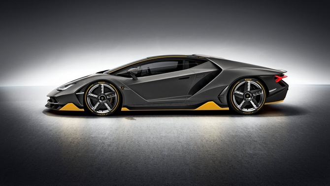 The 770hp output of the Centenario comes from the 6.5 liter V12 engine of the Aventador