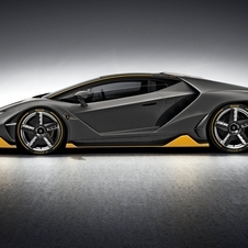 The 770hp output of the Centenario comes from the 6.5 liter V12 engine of the Aventador