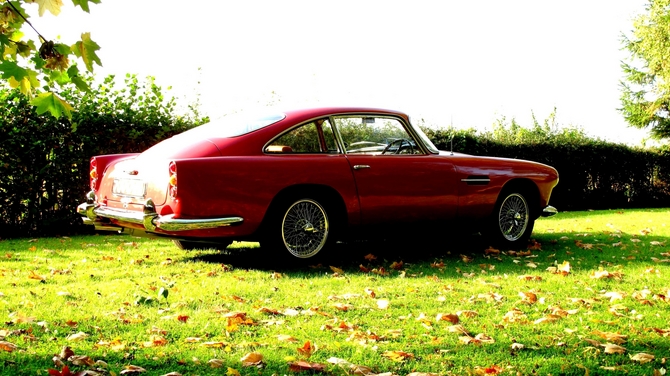 Aston Martin DB4