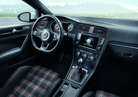 O GTI tem assentos em tartan que é uma imagem de marca do carro