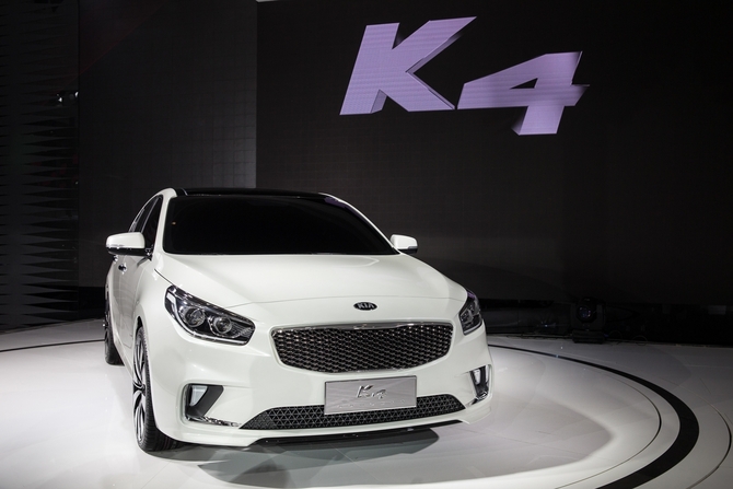 The front design of the large sedan is dominated by the central grille flanked by two large clusters of lighting