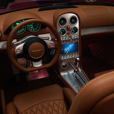 O interior mostra a tradicional qualidade de interiores da Spyker