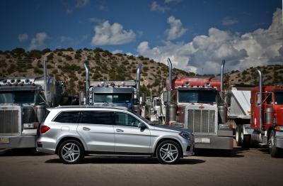 Le GL 500 4MATIC BlueEFFICIENCY, propulsé par un moteur V8 essence