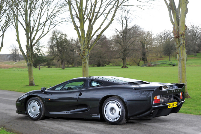 O lançamento do McLaren F1 em 1994 acabou por abafar o XJ220