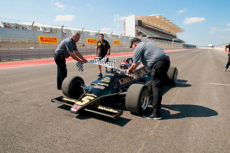 Andretti deu uma volta à pista a bordo do seu Lotus 79, carro com que foi campeão do mundo de F1 em 1979