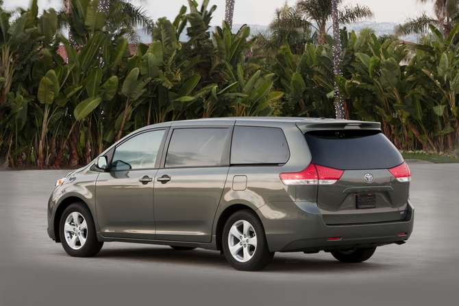 Toyota Sienna LE FWD V6