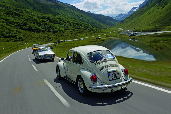 Kurvige Straßen in unverfälschter Natur sind wie gemacht für den Volkswagen Käfer 1302