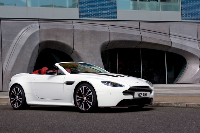 Aston Martin retirou a capota ao V12 Vantage para dar vida a um novo modelo desportivo, o V12 Vantage Roadster