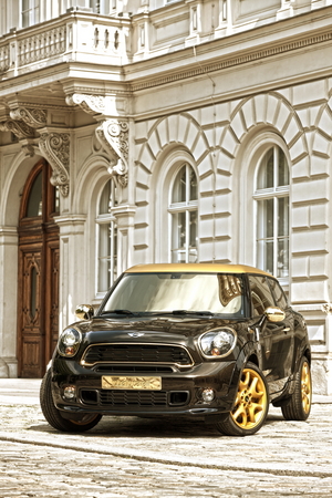 2013  trägt der MINI Paceman die kreative Handschrift des Modedesigners Roberto Cavalli