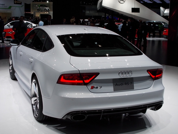 The RS7 looks quite similar to the standard A7