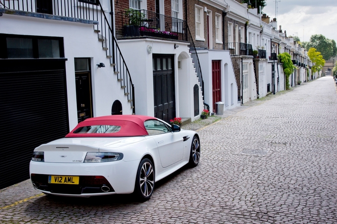 O V12 Vantage Roadster tem uma tampa da mala redesenhada e uma entrada de ar frontal maior