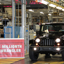 Der ein millionsten Wrangler ist ein schwarzer Jeep Wrangler Rubicon 10th Anniversary