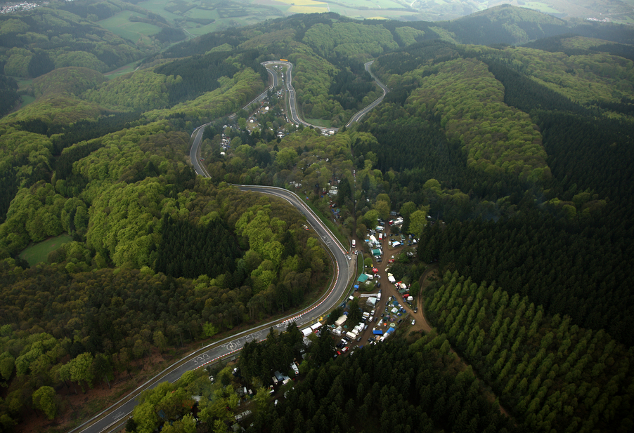 O Nürburgring (Nordschleife) visto do ar. Circuito estende-se até aos montes Eifel