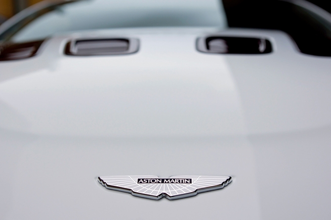 Pormenor Aston Martin V12 Vantage Roadster