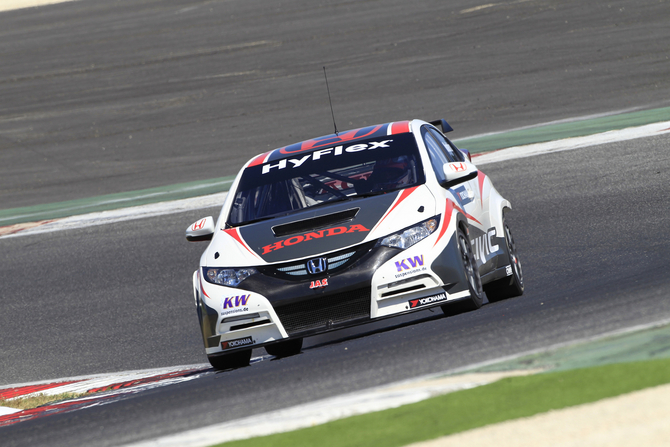 Als Teil des Entwicklungsprogramms wird der Wagen bereits in diesem Jahr die WTCC-Läufe in Suzuka , Shanghai und Macao bestreiten.