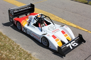 O EV P002 foi modificado para Pikes Peak com o acrescento de downforce