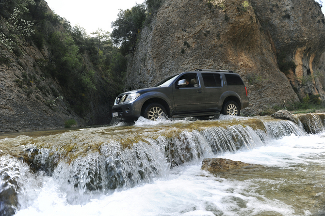 Nissan Pathfinder LE V8 4X4