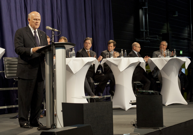 GM Chairman Dan Akerson bekräftigt Bekenntnis zu Opel