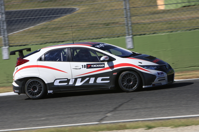 Honda Begins Testing Civic WTCC at Vallelunga