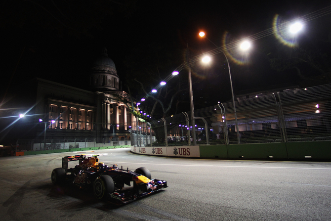 A prova foi a primeira da história da F1 a ser corrida durante a noite