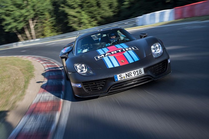 A Porsche teve três pilotos a tentarem estabelecer um novo recorde em Nürburgring