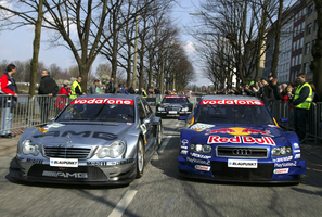 O CLK DTM e o A4 DTM na apresentação dos carros em 2004