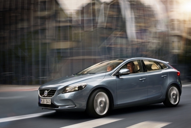 More Photos of Next Generation Volvo V40 Leaked Including Interior Images