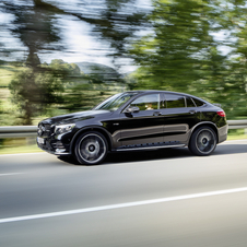 Em termos de design exterior o GLC 43 4Matic Coupé recebe o mesmo tratamento AMG de outros modelos