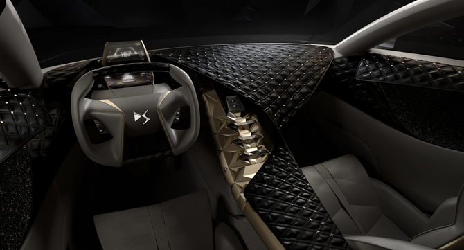 A Citroën associou-se com a joalheria Swarovski e à empresa de bordados Lesage de forma a criar uma cabine luxuosa A Citroën associou-se com a joalheria Swarovski e à empresa de bordados Lesage de forma a criar uma cabine luxuosa