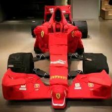 F1 Ferrari avec des vêtements