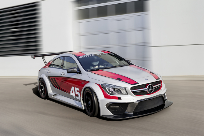 O CLA45 AMG Racing Series imagina uma alternativa mais barata ao SLS AMG GT3