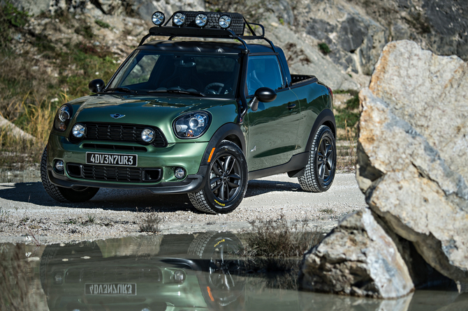 The snorkel-like air intake at the roof level means the MINI Paceman Adventure is prepared to cross an area of deep waters The snorkel-like air intake at the roof level means the MINI Paceman Adventure is prepared to cross an area of deep waters
