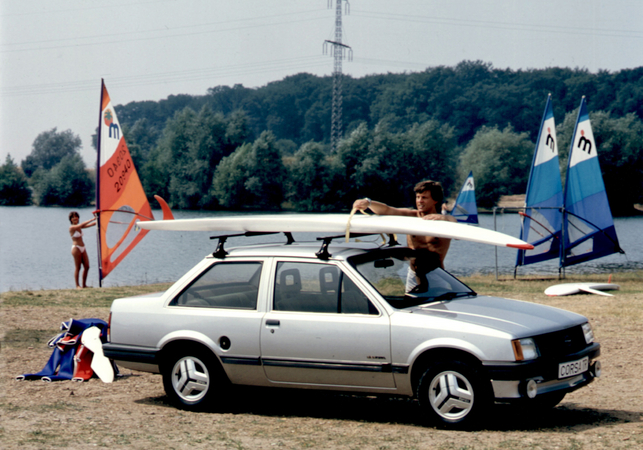 O Corsa sedan foi acrescentado à gama do Corsa A em 1985