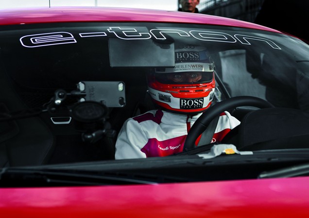 A Audi levou o R8 e-tron ao circuito de Nürburgring em 2012 A Audi levou o R8 e-tron ao circuito de Nürburgring em 2012