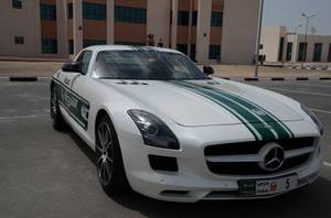 E ainda um Mercedes SLS