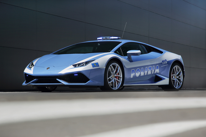 This time the Italian brand donated a car based on its latest model Huracán