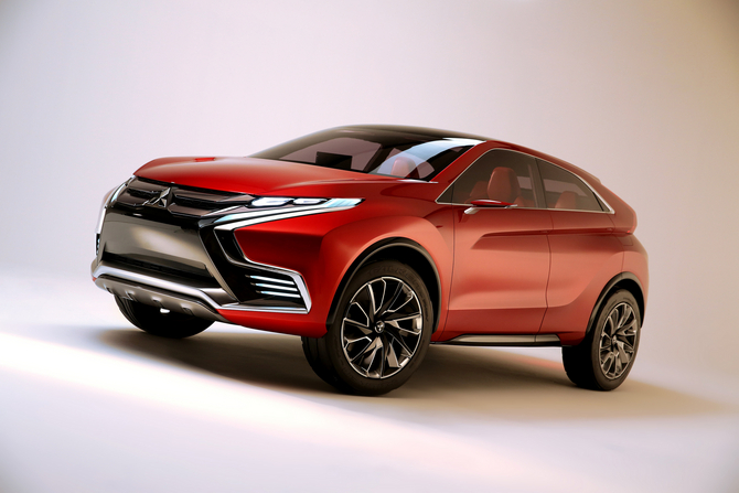 In terms of design the concept receives the traditional language of the Mitsubishi SUVs, including the central grille