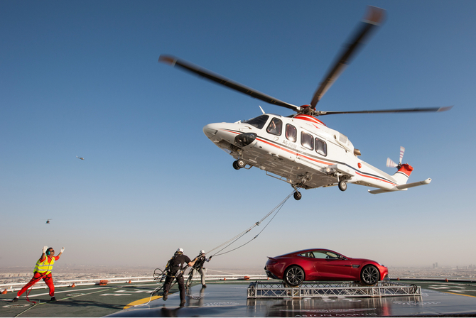 O Vanquish foi entregue no heliporto do Burj Al Arab