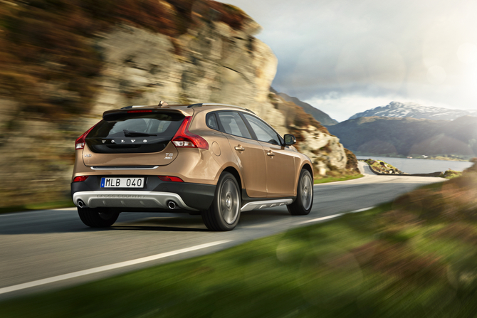 Volvo V40 Cross Country premiers in Paris