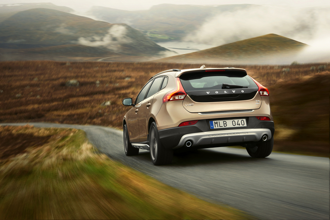 Volvo V40 Cross Country premiers in Paris