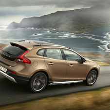 Volvo V40 Cross Country premiers in Paris