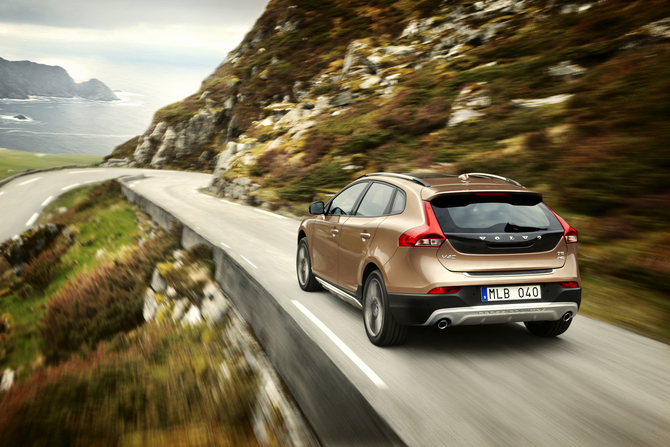 Volvo V40 Cross Country premiers in Paris