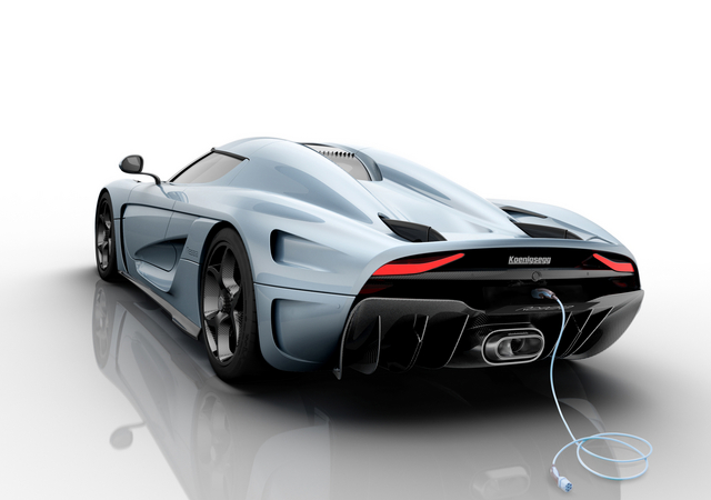 O Regera está equipado com um grande spoiler traseiro que contribui para uma 