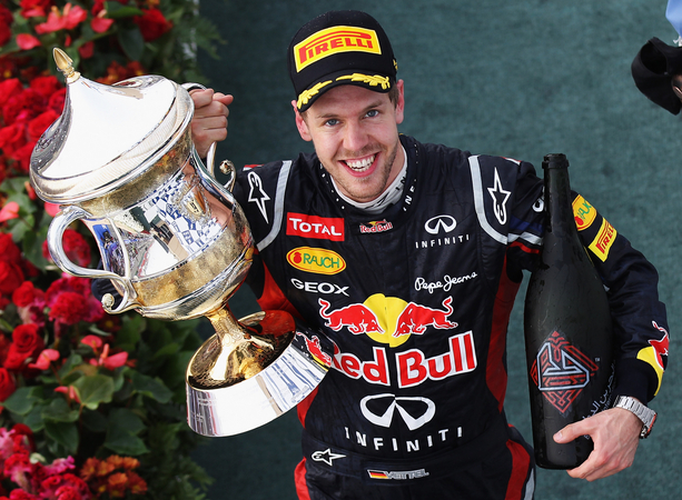 Vettel mit der Trophäe beim Großen Preis von Bahrain