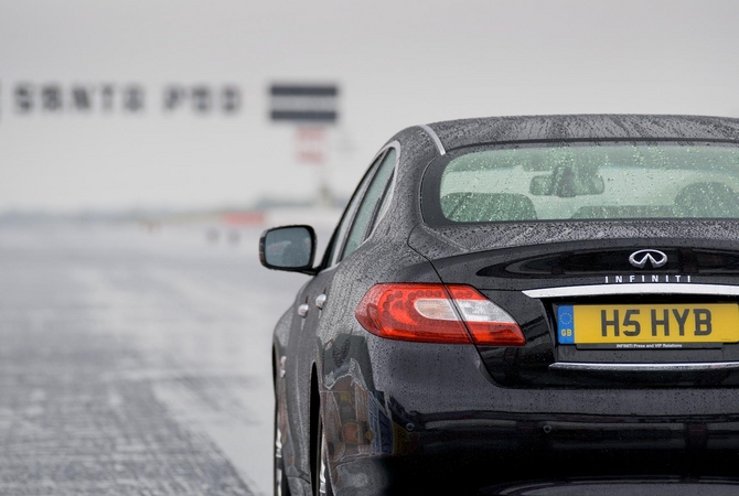 Infiniti M35h Sets Guinness Record as Fastest Full Hybrid Car