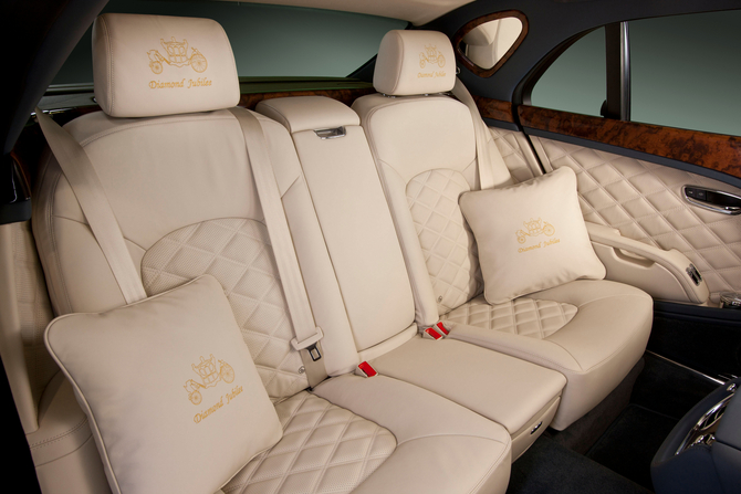 The headrests are specially embroidered. 