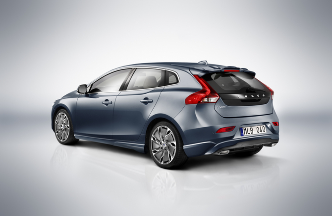 Volvo lança oficialmente o modelo V40