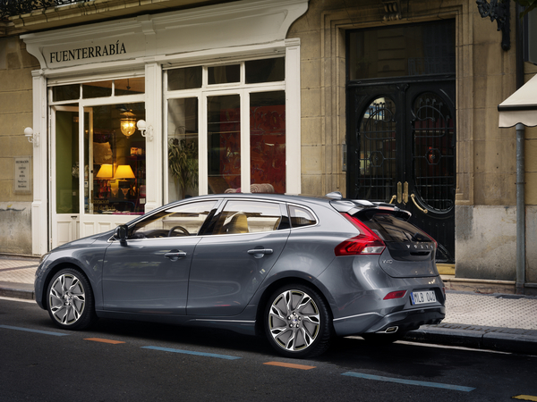 Volvo Officially Unveils V40 with Specs