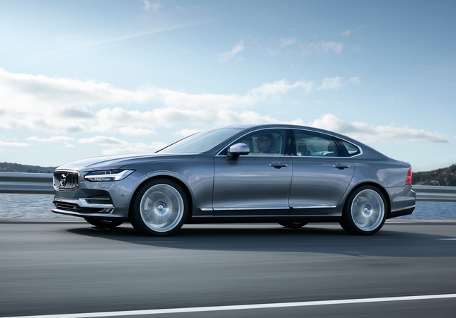 O S90 estará disponível com uma versão ecológica e potente do sistema plug-in híbrido T8 Twin Engine, com uma potência até 410cv