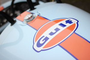 Foram colocados logotipos da Gulf na traseira e nas partes laterais do veículo